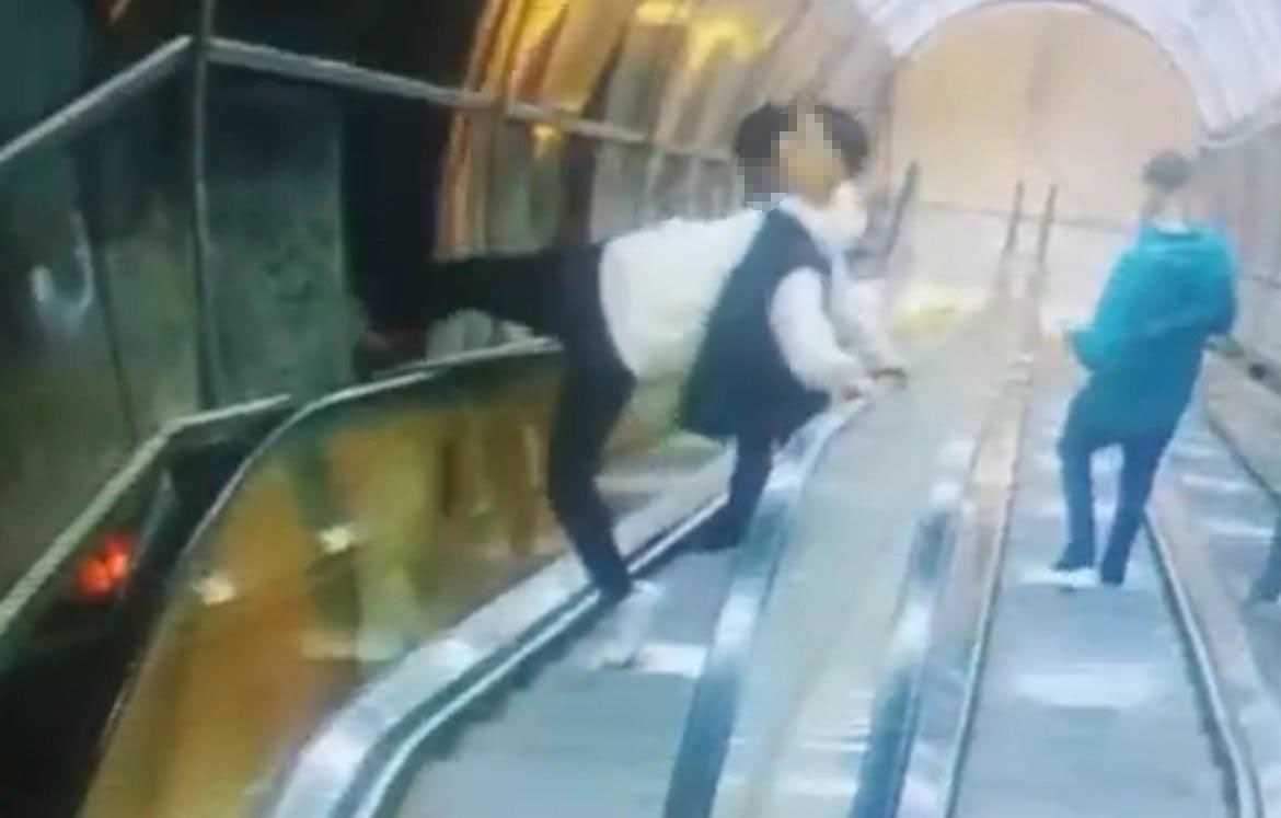 İzmir’de üst geçidin korkuluklarına zarar veren 2 kişi tutuklandı