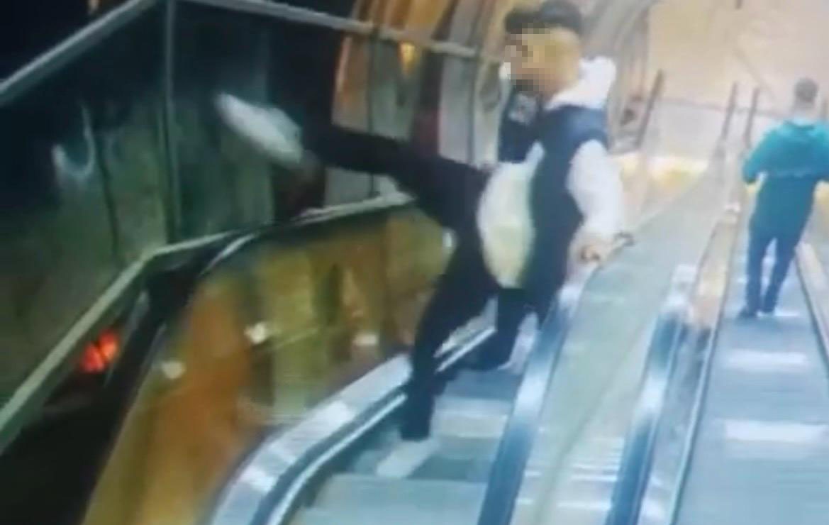 İzmir&rsquo;de &uuml;st ge&ccedil;idin korkuluklarına zarar veren 2 kişi tutuklandı
