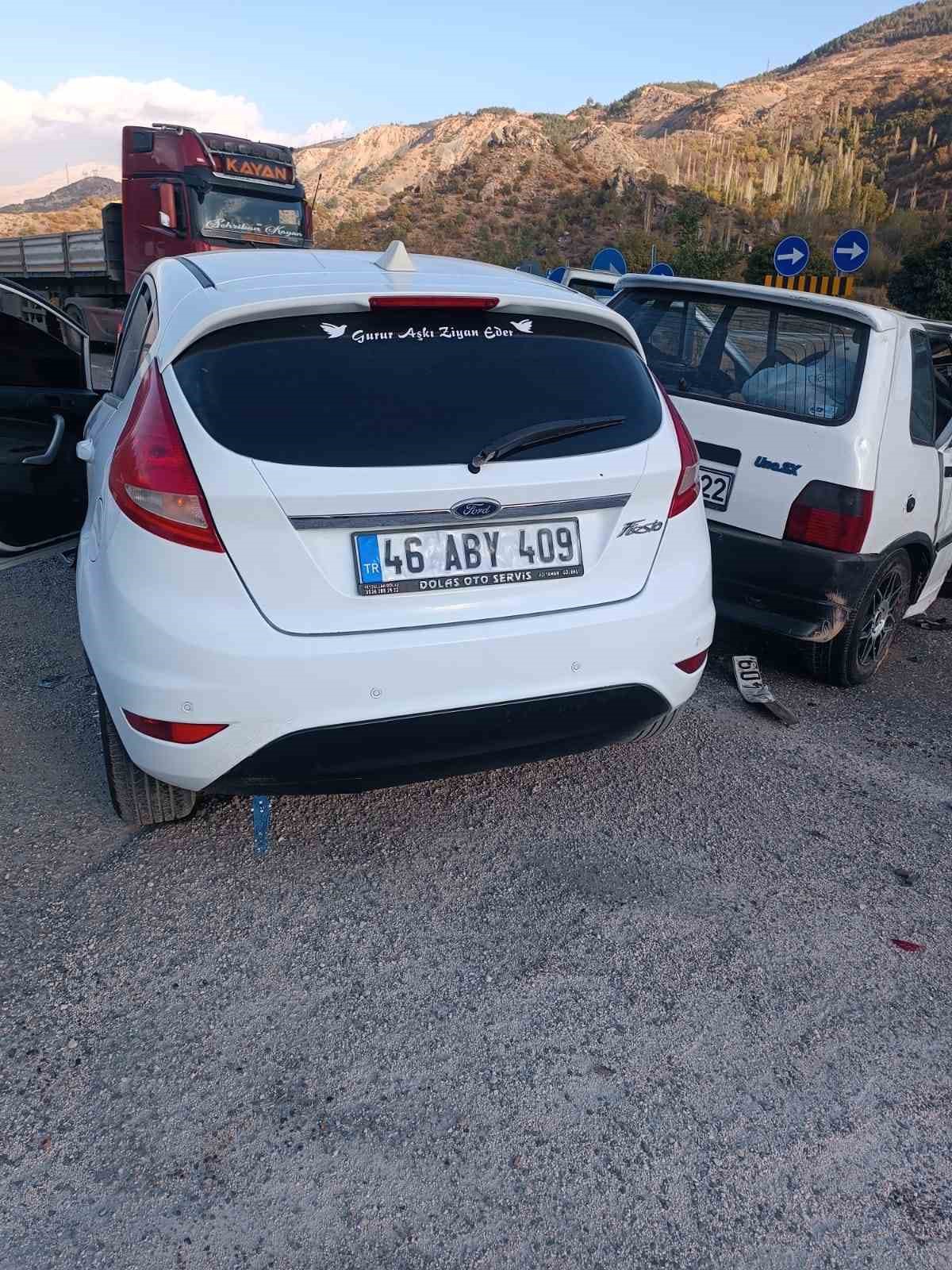 İki otomobil çarpıştı: 5 yaralı