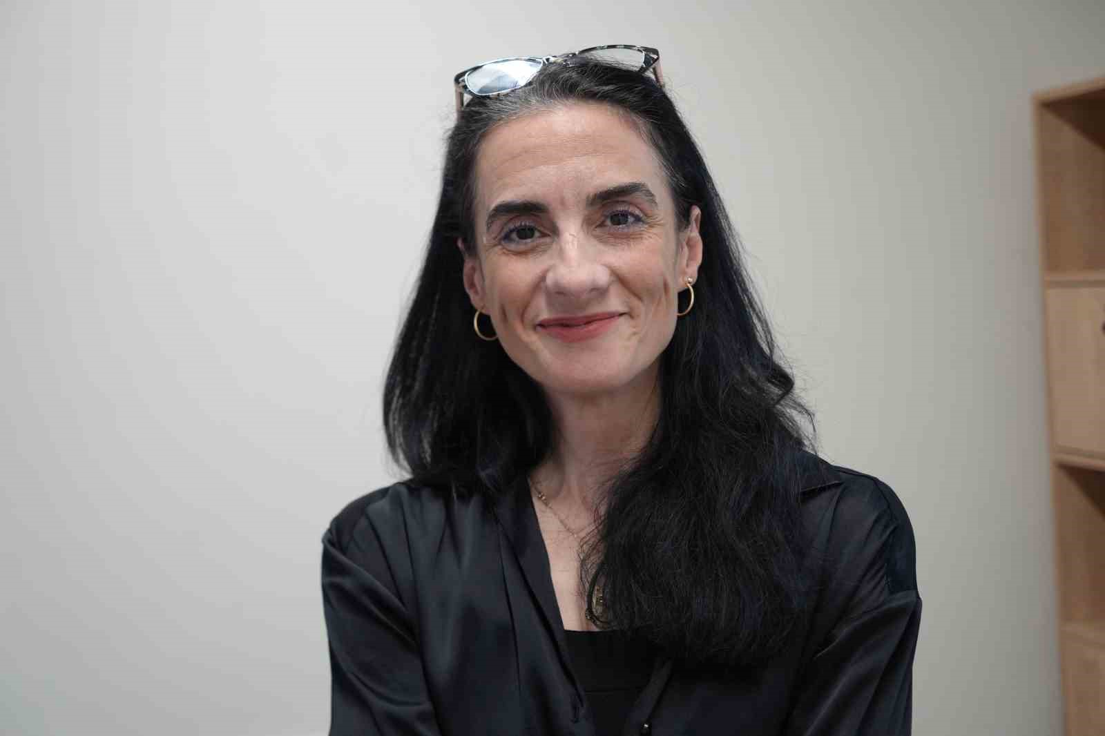 Serebral palsili Şevval, Korece ve İngilizce &ouml;ğrenip k&ouml;şe yazarı oldu
