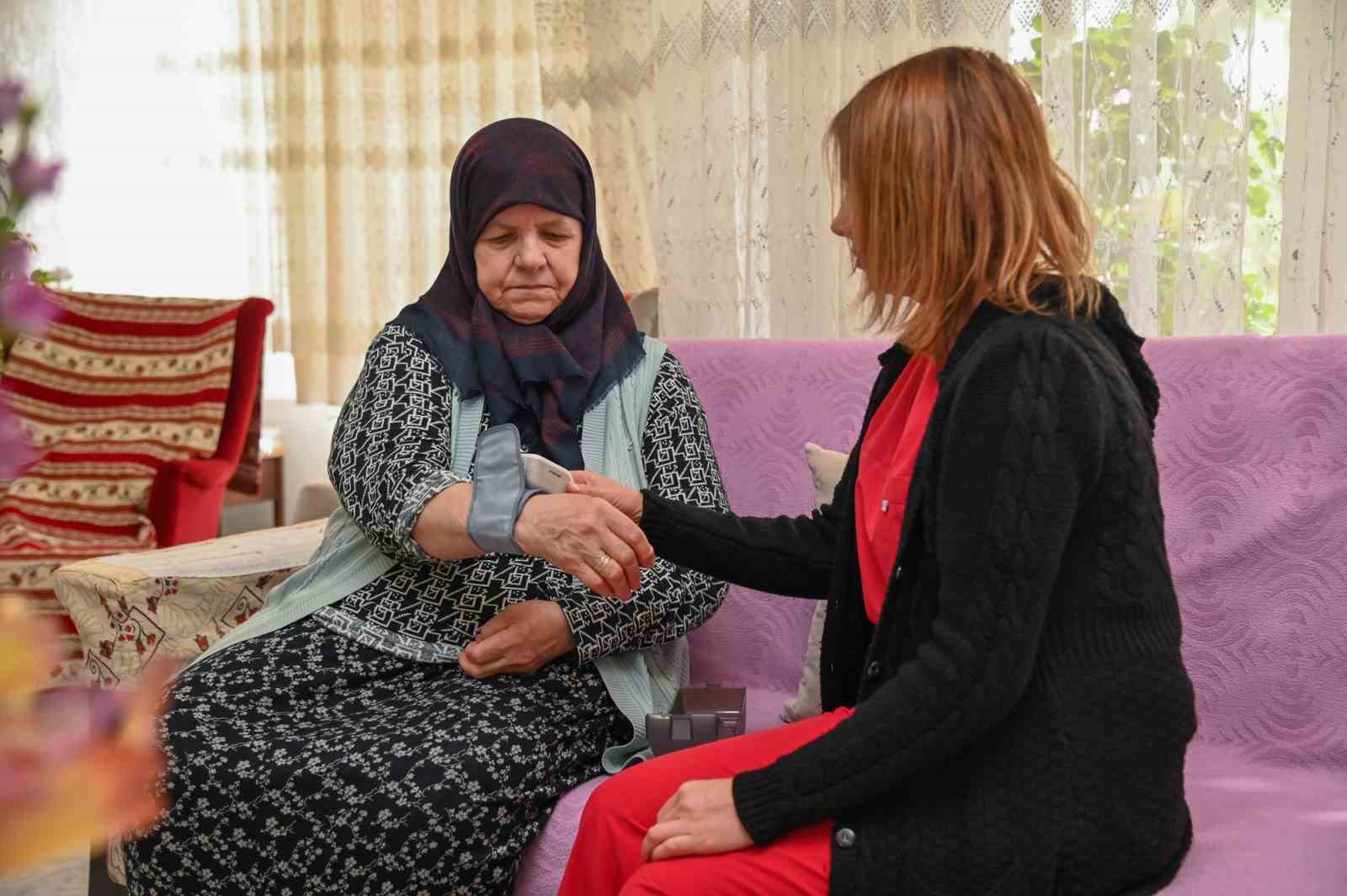 Sel&ccedil;uklu Belediyesi "Evde yaşlı bakım hizmeti" ile &ouml;rnek olmaya devam ediyor
