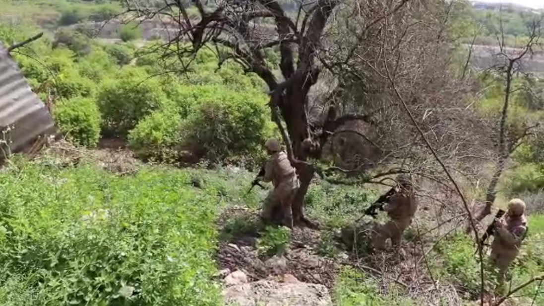 Uyuşturucu satıcılarına şafak operasyonu: Yüzlerce kilo uyuşturucu ve 5 tabanca ele geçirildi