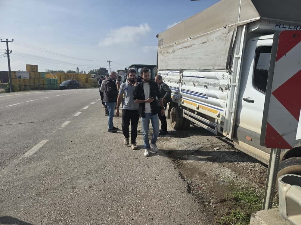 Kontrolden &ccedil;ıkan kamyonet k&ouml;pr&uuml; demirlerine saplandı
