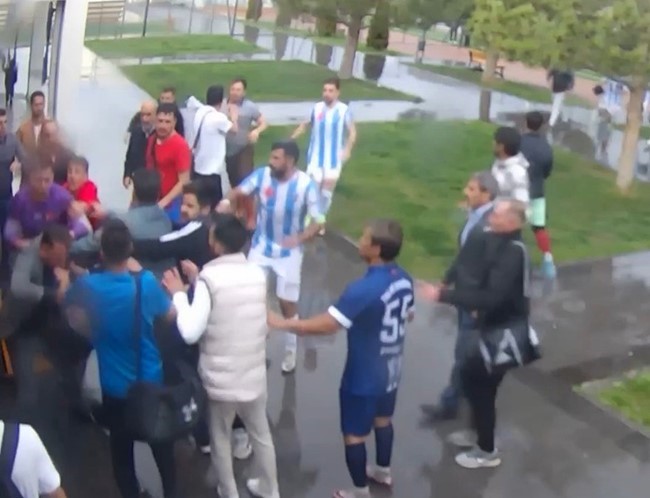 Yenildikleri takımın futbolcuları tarafından darbedildiler