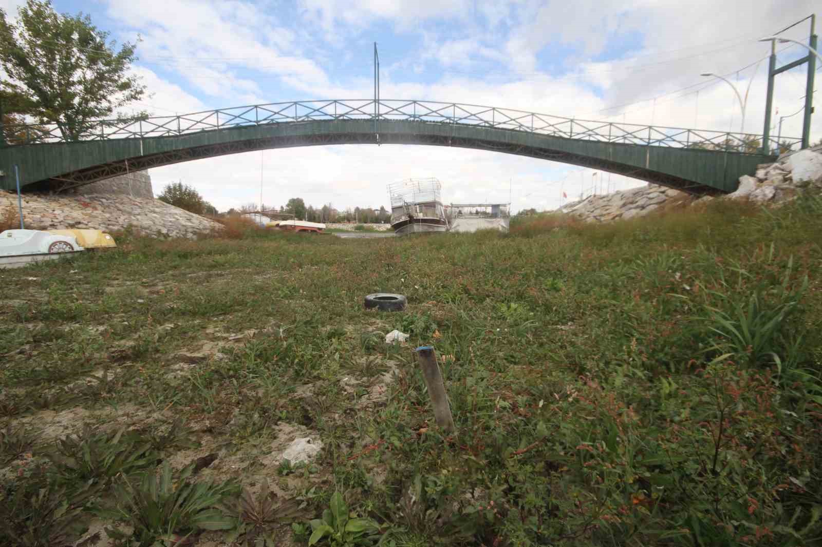 (Düzeltme) Gölde sular çekildi, yatlar karaya oturdu: Aşk Adası’nın etrafında da su kalmadı