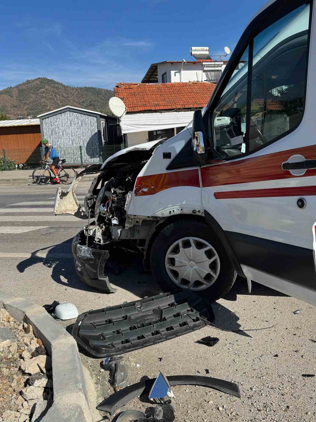 Fethiye’de ambulansla hafif ticari araç çarpıştı: 2 yaralı