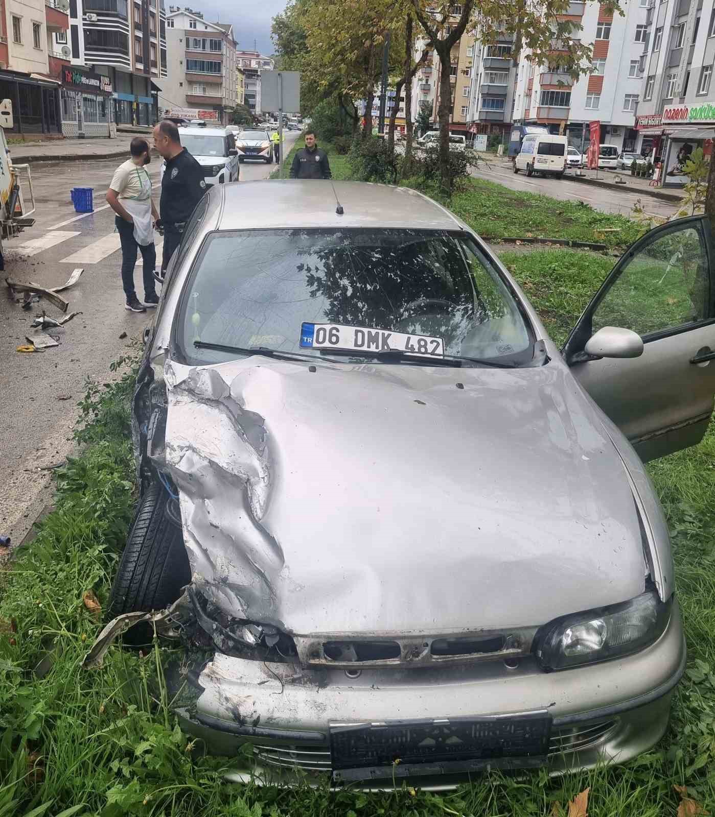 Samsun&rsquo;da otomobil &ccedil;&ouml;p kamyonuna &ccedil;arptı: 1 yaralı
