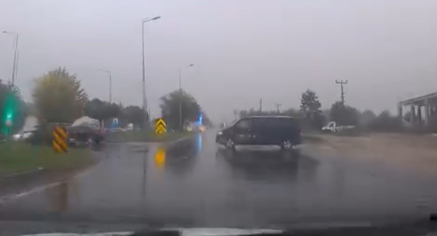 Bolu&rsquo;da yağışlı havada kaza ucuz atlatıldı
