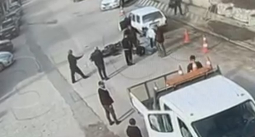 Hatalı sollama yapan motosiklete otomobil çarptı