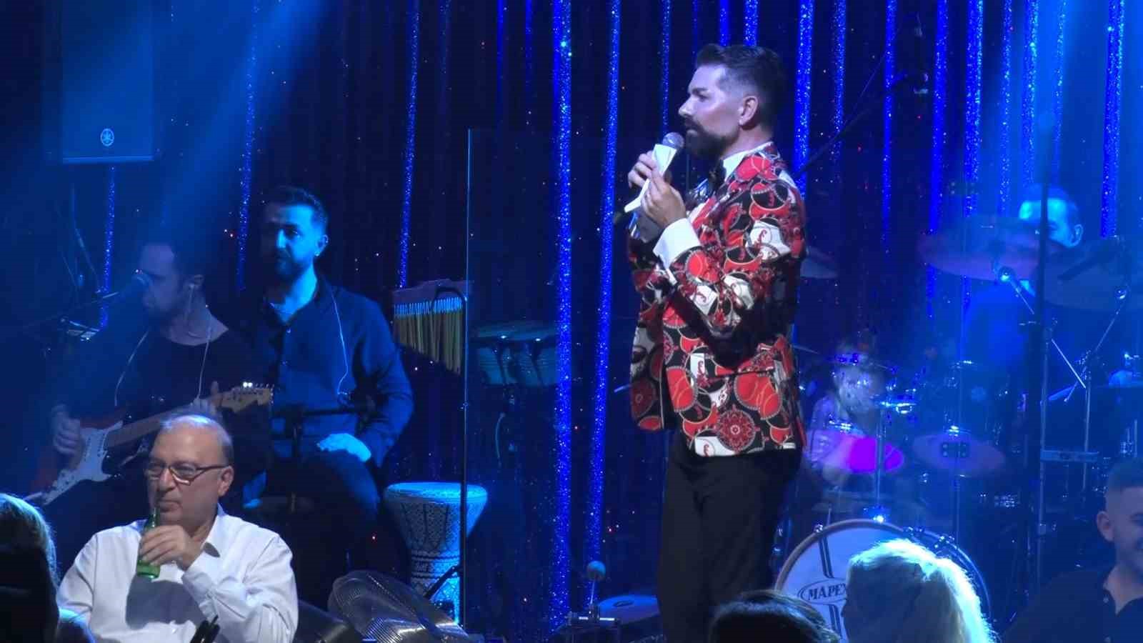 Ünlü sanatçı, sahnede 36 kişinin doğum gününü aynı anda kutladı
