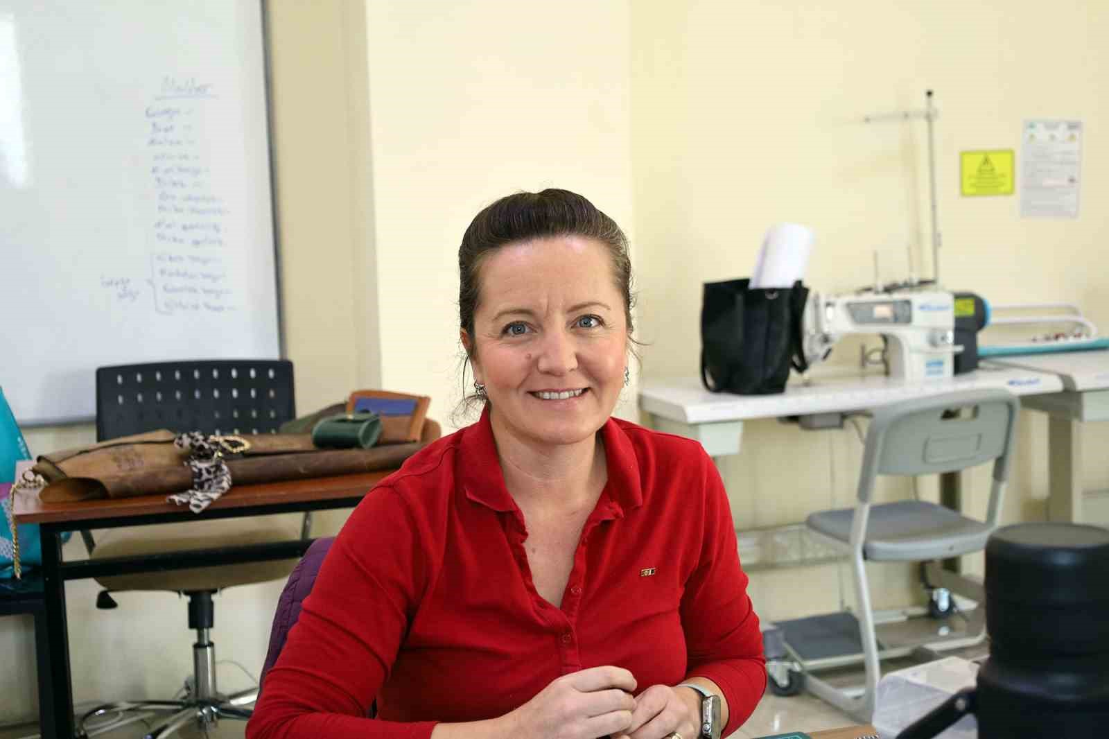 Camili SAMEK&rsquo;te bir ilk: Deri aksesuarları dersi başladı
