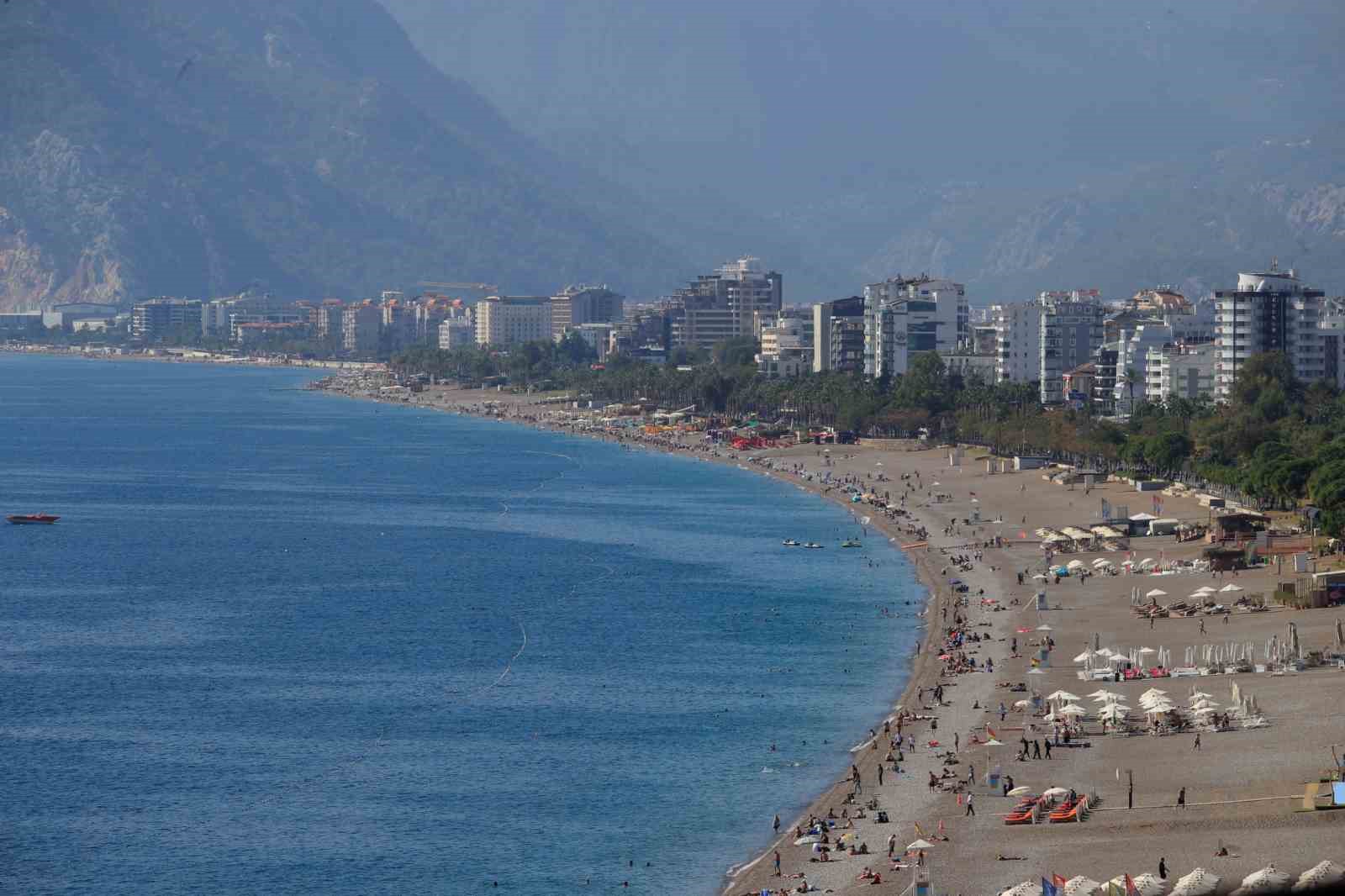 Türkiye kışı yaşarken Antalya’da yazdan kalma günler