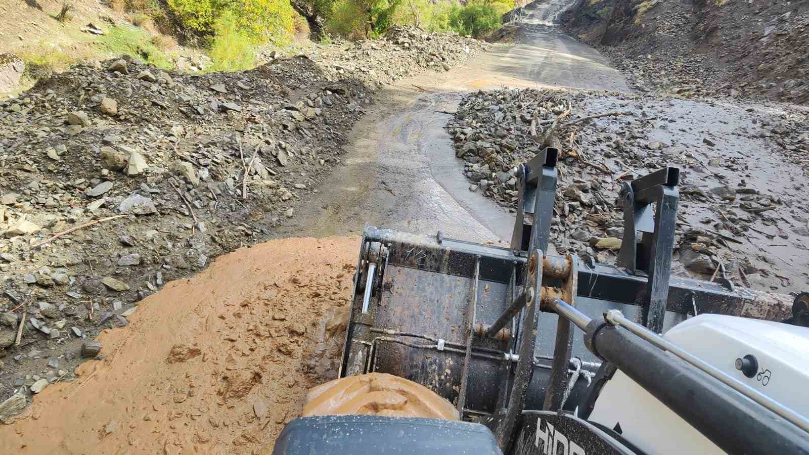 Batman’da şiddetli yağış ile birlikte kapanan köy ve mezra yolları ulaşıma açıldı