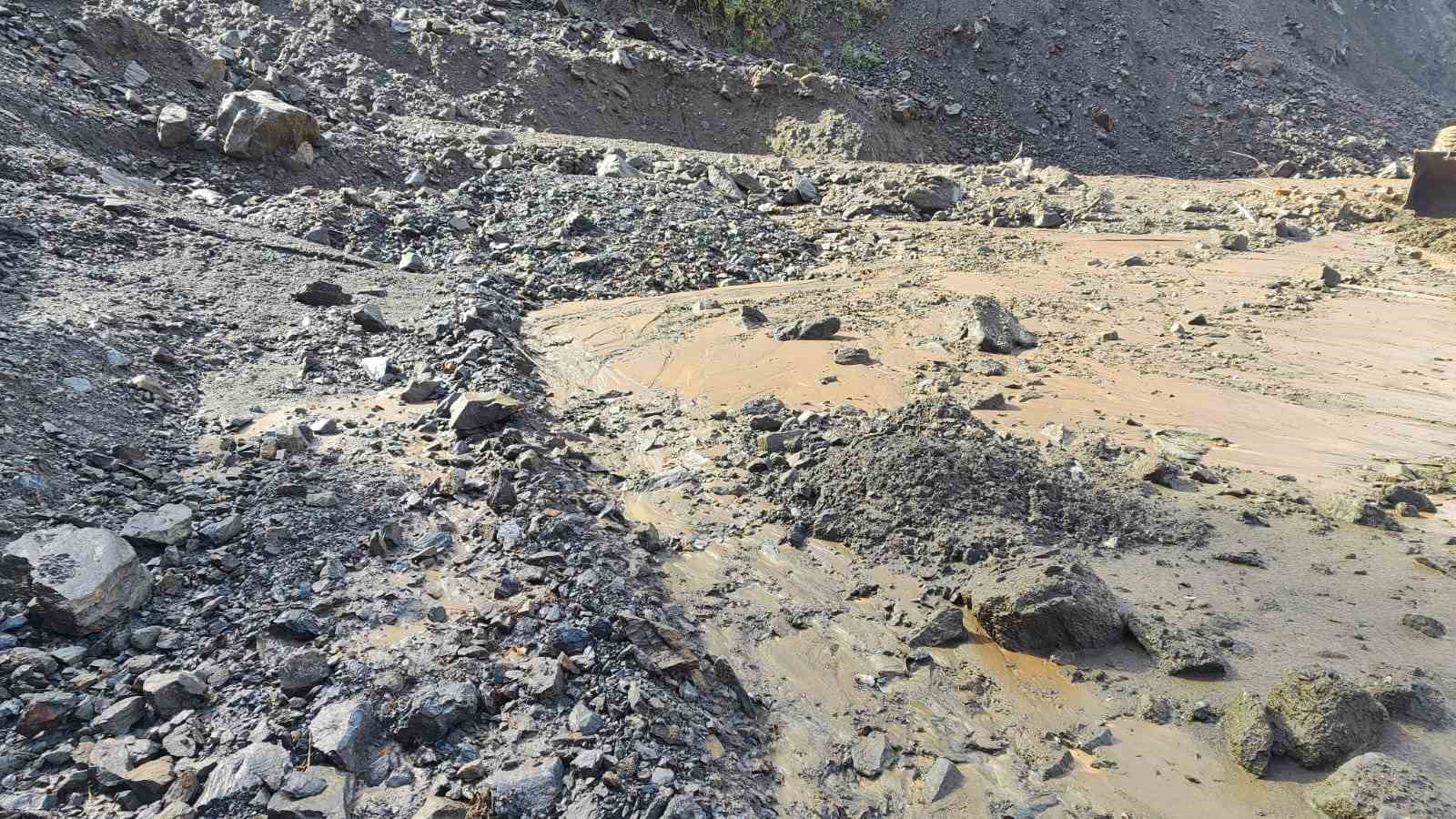 Batman&rsquo;da şiddetli yağış ile birlikte kapanan k&ouml;y ve mezra yolları ulaşıma a&ccedil;ıldı
