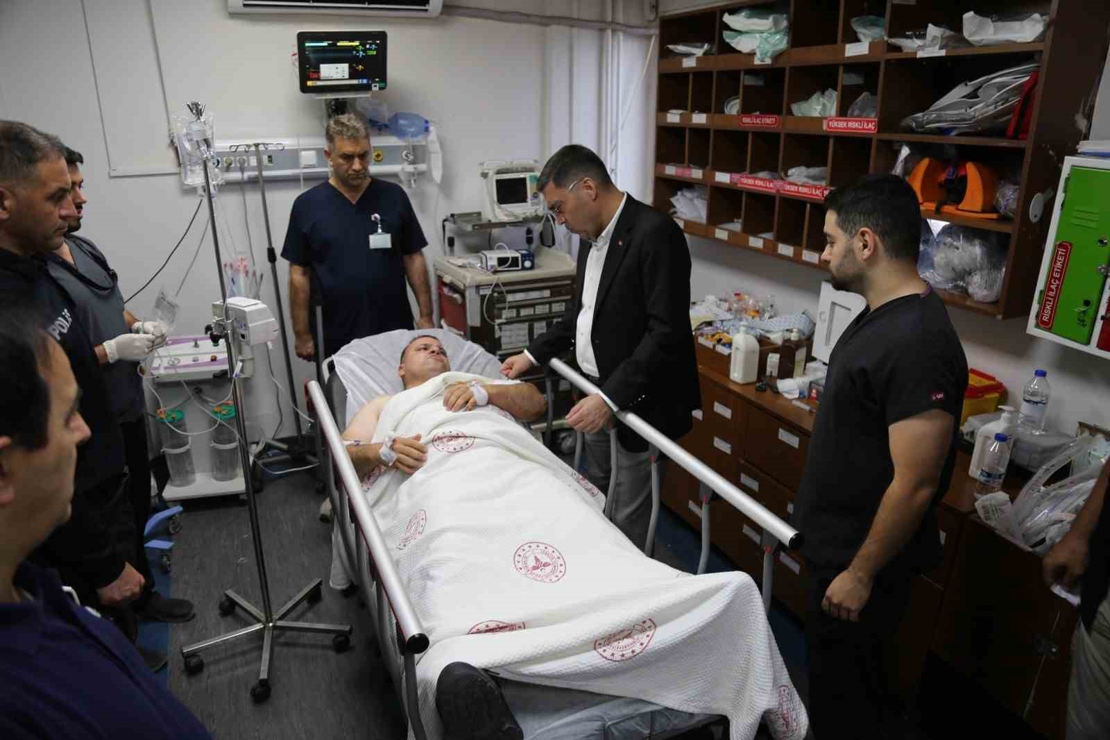 Nöbet tutan polise bıçaklı saldırı