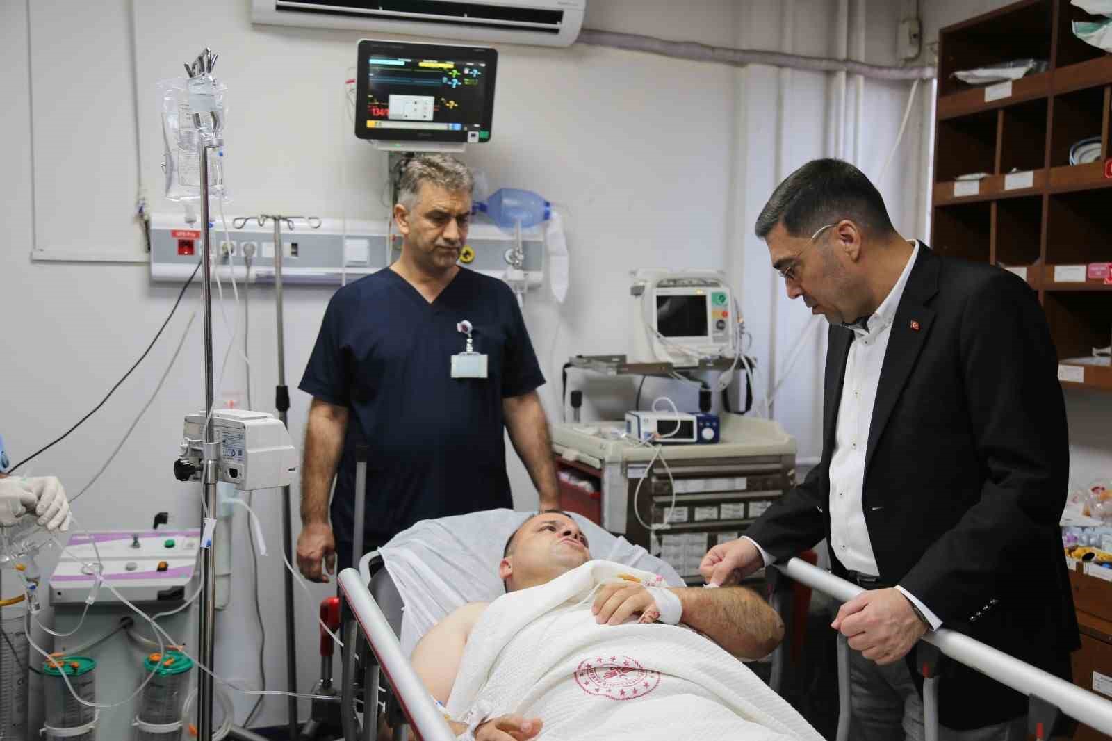 Nöbet tutan polise bıçaklı saldırı