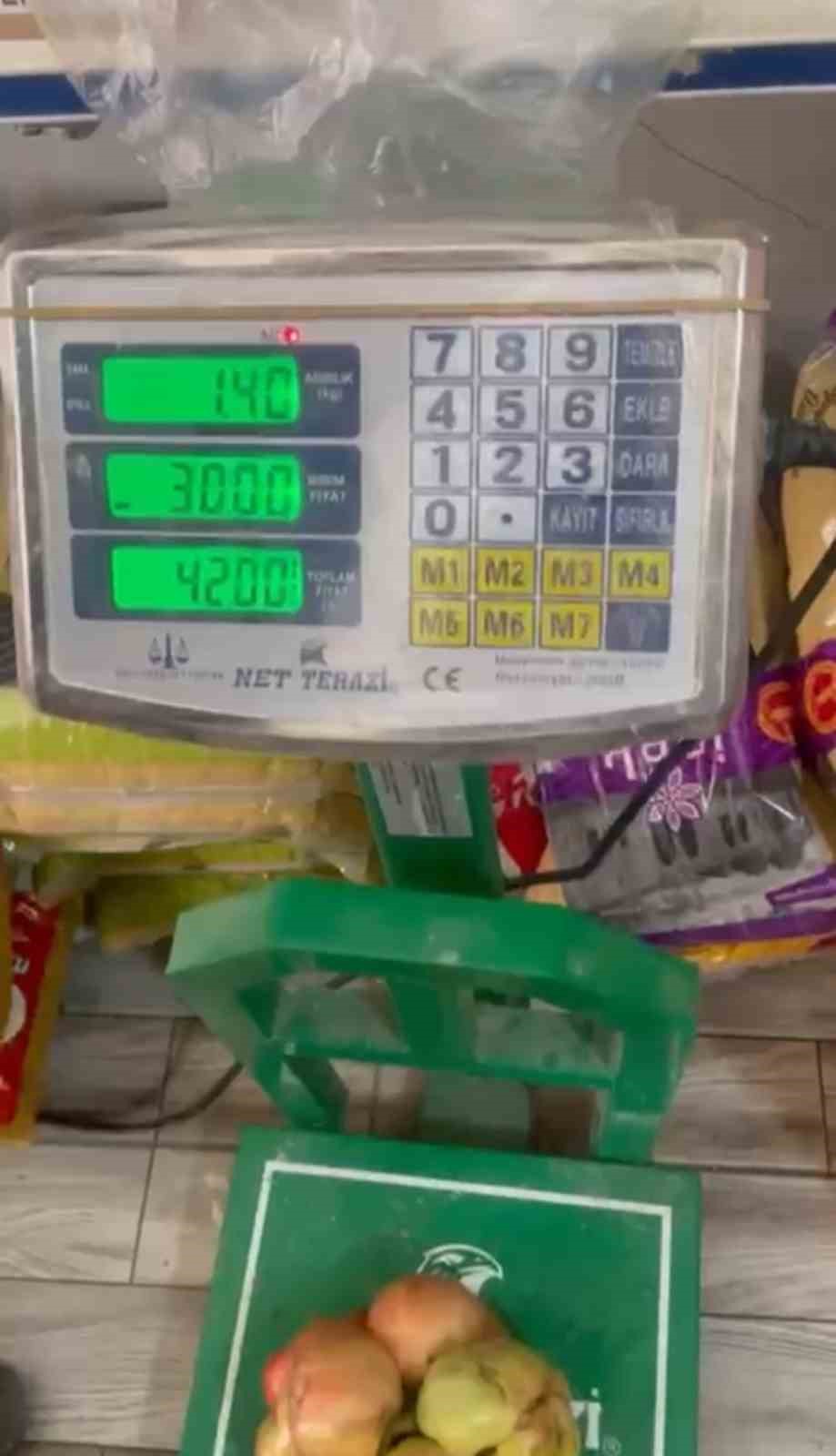 Mardin&rsquo;de 1 kilo 400 gramlık domates hayrete d&uuml;ş&uuml;rd&uuml;
