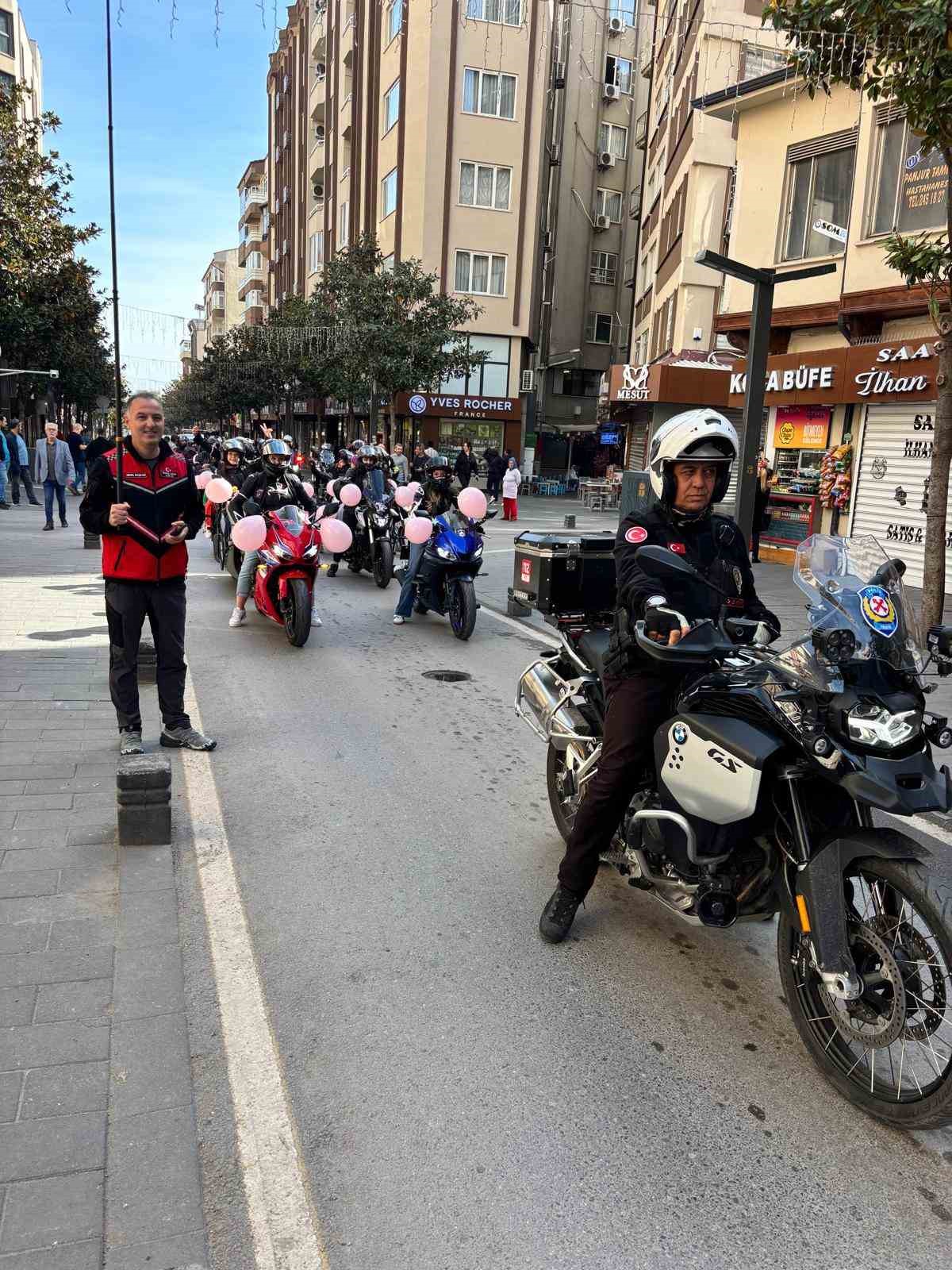 Meme kanserine dikkat &ccedil;ekmek i&ccedil;in motosiklet turu attılar
