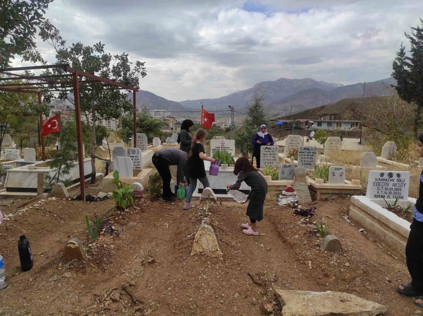 Sason şehitleri Bozkurt ve Araz şehadet yıl d&ouml;n&uuml;mlerinde unutulmadı
