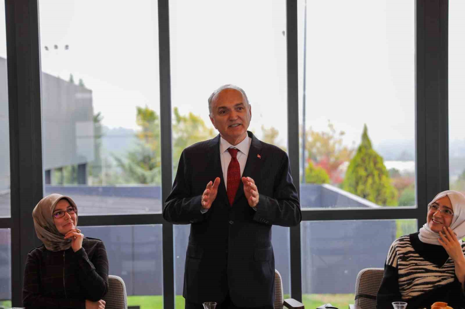 Başkan Özlü’den gençlere: "Kendiniz olun"