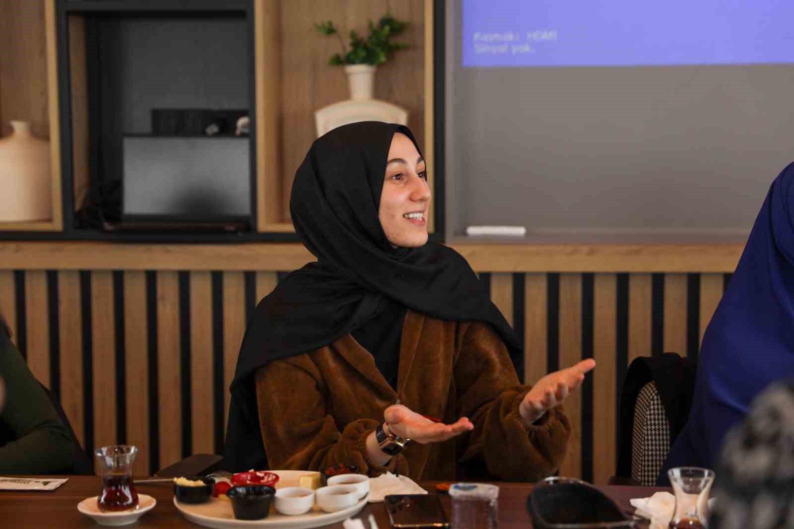 Başkan &Ouml;zl&uuml;&rsquo;den gen&ccedil;lere: "Kendiniz olun"
