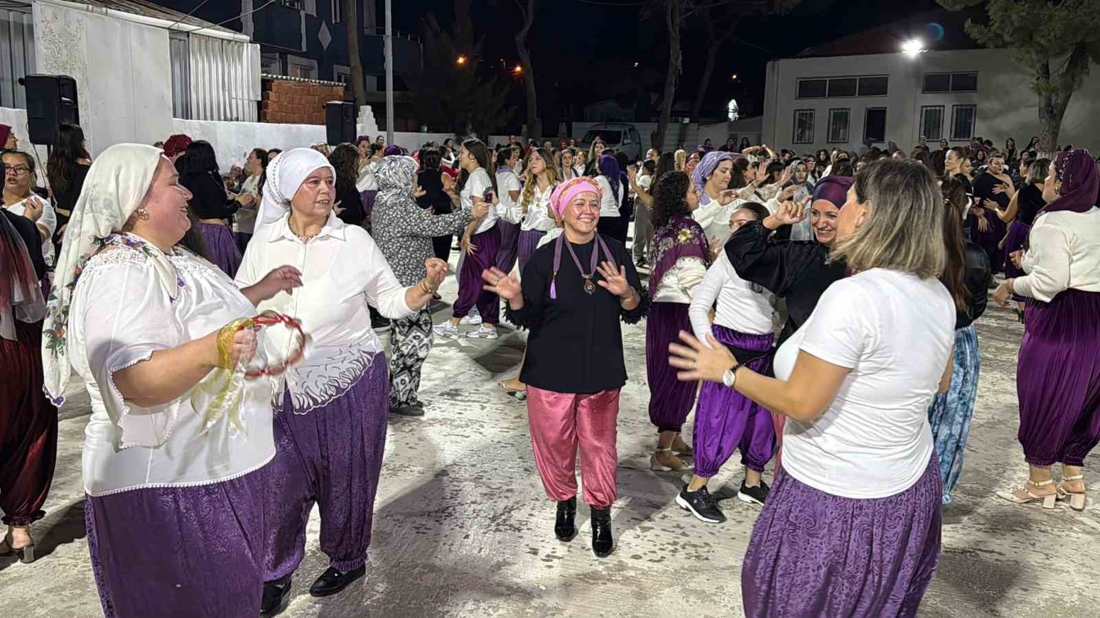 Aliağa’da kadınlardan renkli "Şalvar Gecesi"