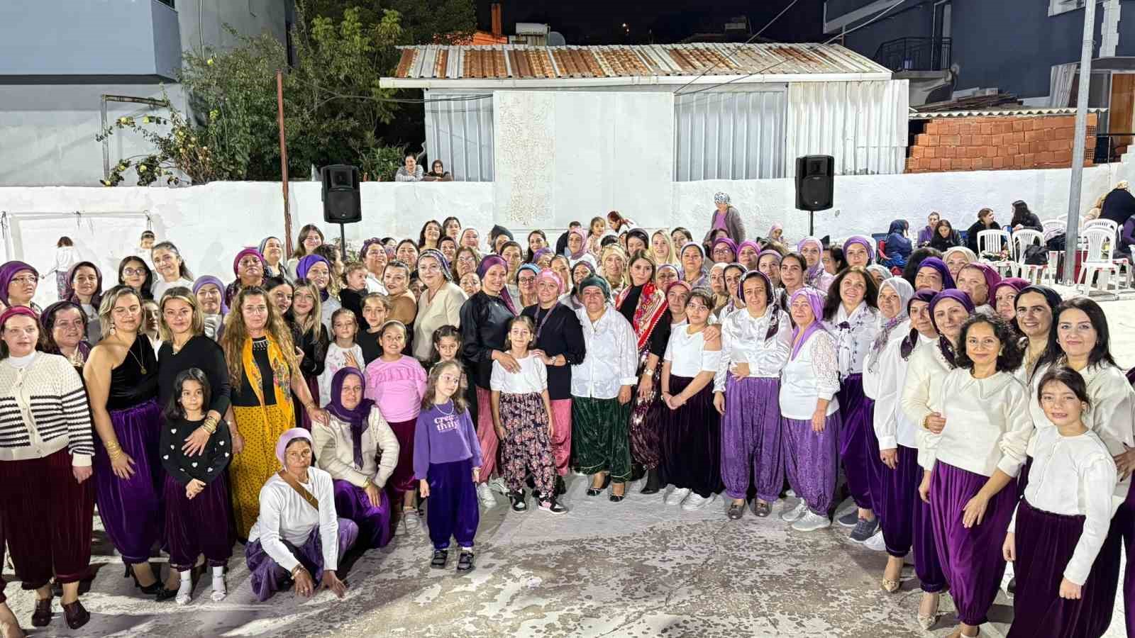 Aliağa&rsquo;da kadınlardan renkli "Şalvar Gecesi"
