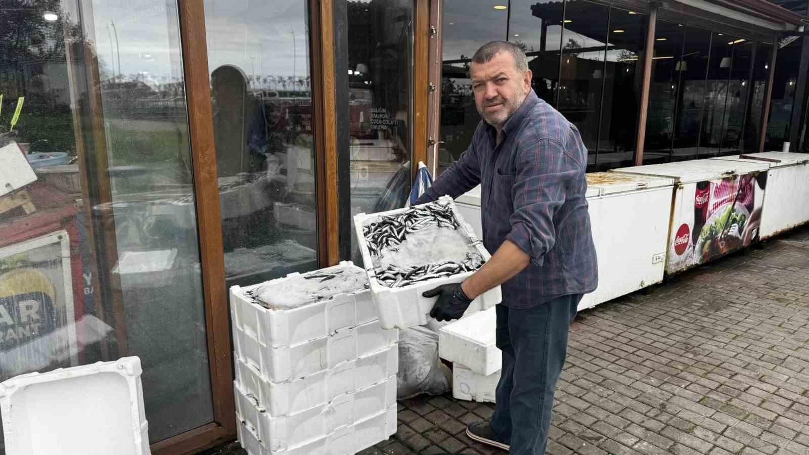 Alaplı&rsquo;da hamsi 100 liradan alıcı buldu
