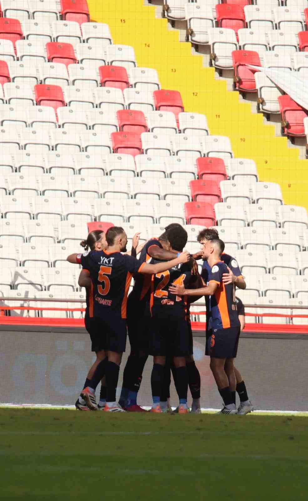 Trendyol Süper Lig: Antalyaspor: 0 - RAMS Başakşehir: 2 (İlk yarı)