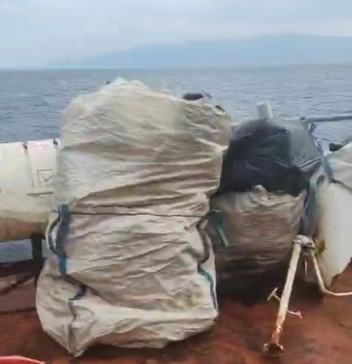 Yaklaşık 1 aydır demir sahasında bekleyen geminin personeli tepkili
