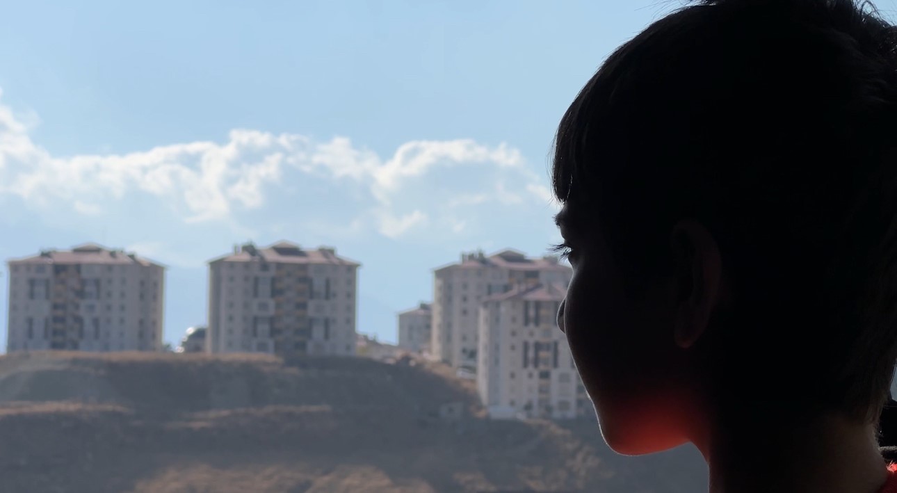 Yüksekova’da karlı dağlar ve bulutlar birleşti