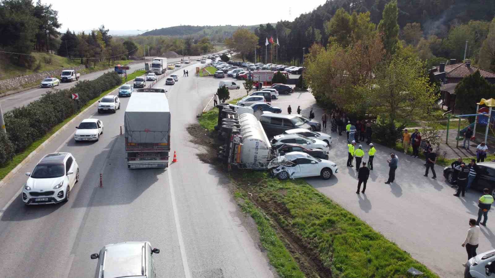 Balıkesir&rsquo;de yağ tankeri devrildi, 7 ara&ccedil; hasar g&ouml;rd&uuml;
