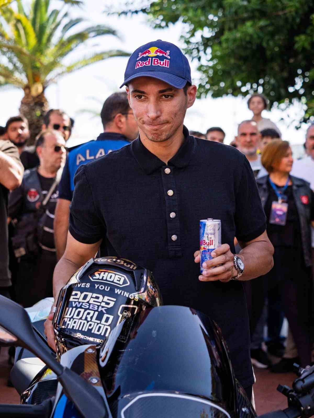 3’üncü kez Dünya Şampiyonu olan Toprak Razgatlıoğlu, memleketi Alanya’da coşkuyla karşılandı