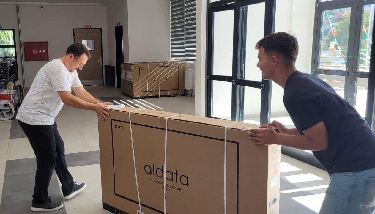 Sarıg&ouml;l D&ouml;rt Eyl&uuml;l İlkokuluna 26 akıllı tahta teslim edildi
