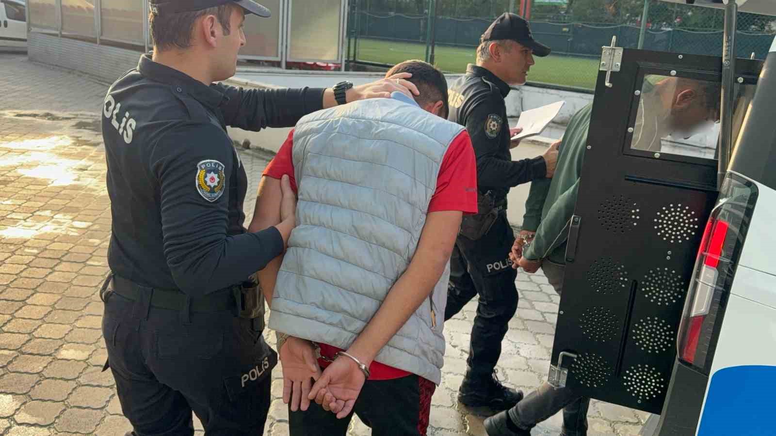 Samsun’da zorla gül satmak isteyen 2 kişi olay çıkartınca tutuklandı