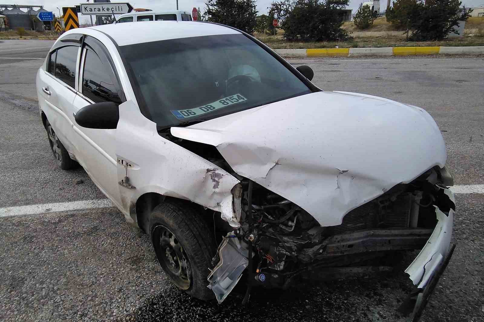 Kafa kafaya &ccedil;arpışan otomobiller hurdaya d&ouml;nd&uuml;: 4 yaralı
