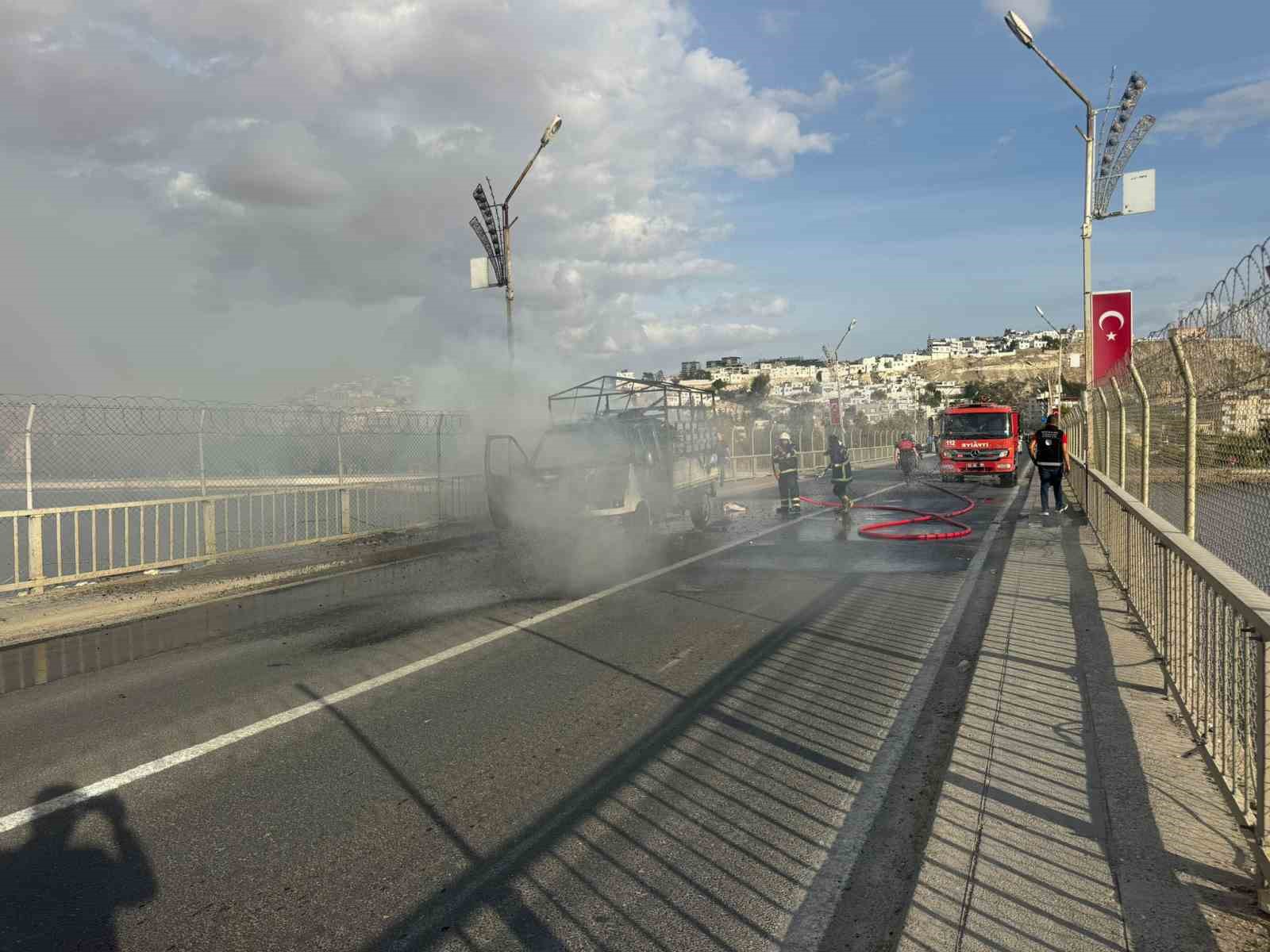 Seyir halindeki kamyonet alev aldı: Ensesinde sıcaklık hissedince, 3 kişinin hayatı kurtuldu
