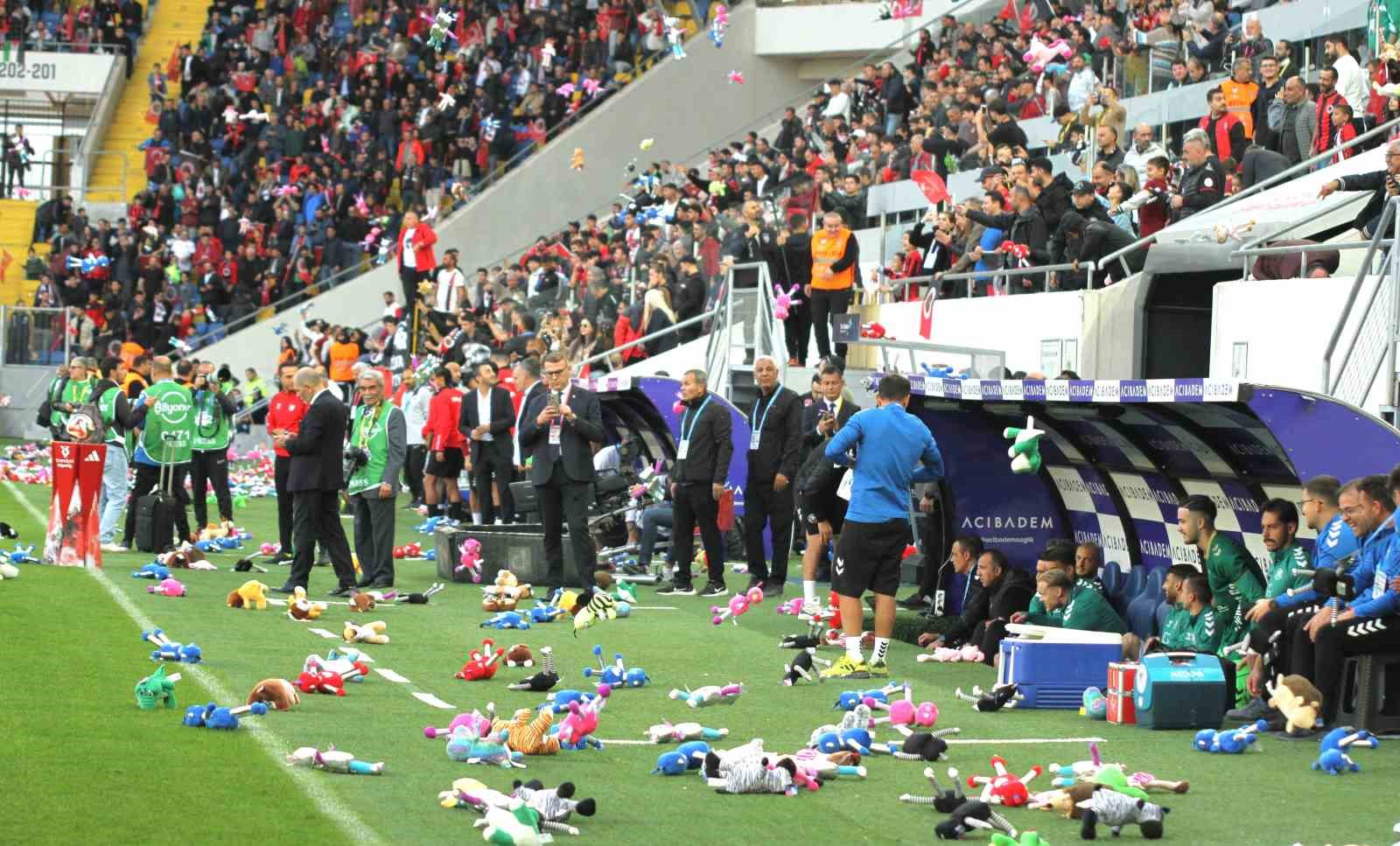 Gençlerbirliği taraftarları Gazzeli çocukları unutmadı