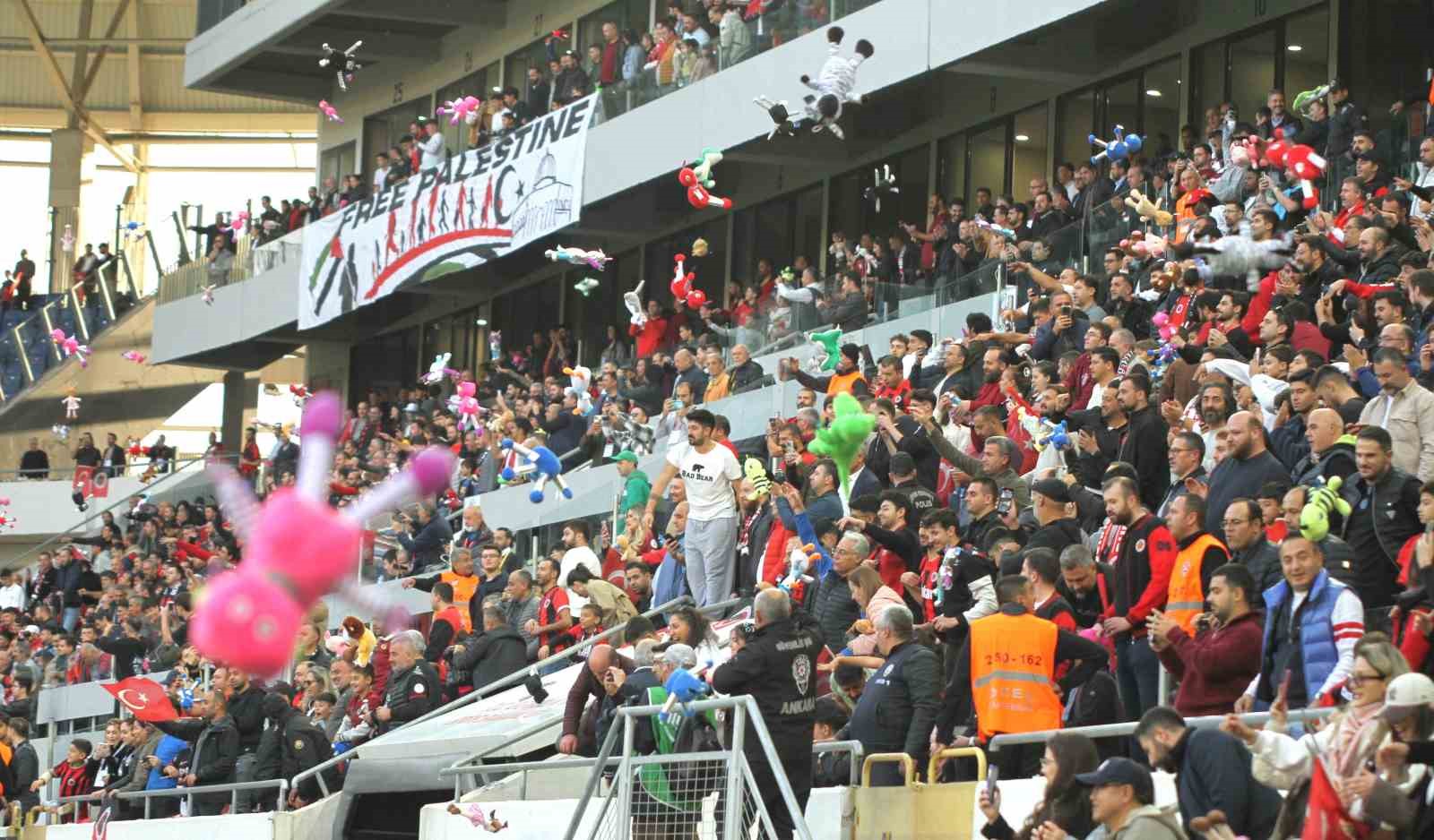 Gençlerbirliği taraftarları Gazzeli çocukları unutmadı