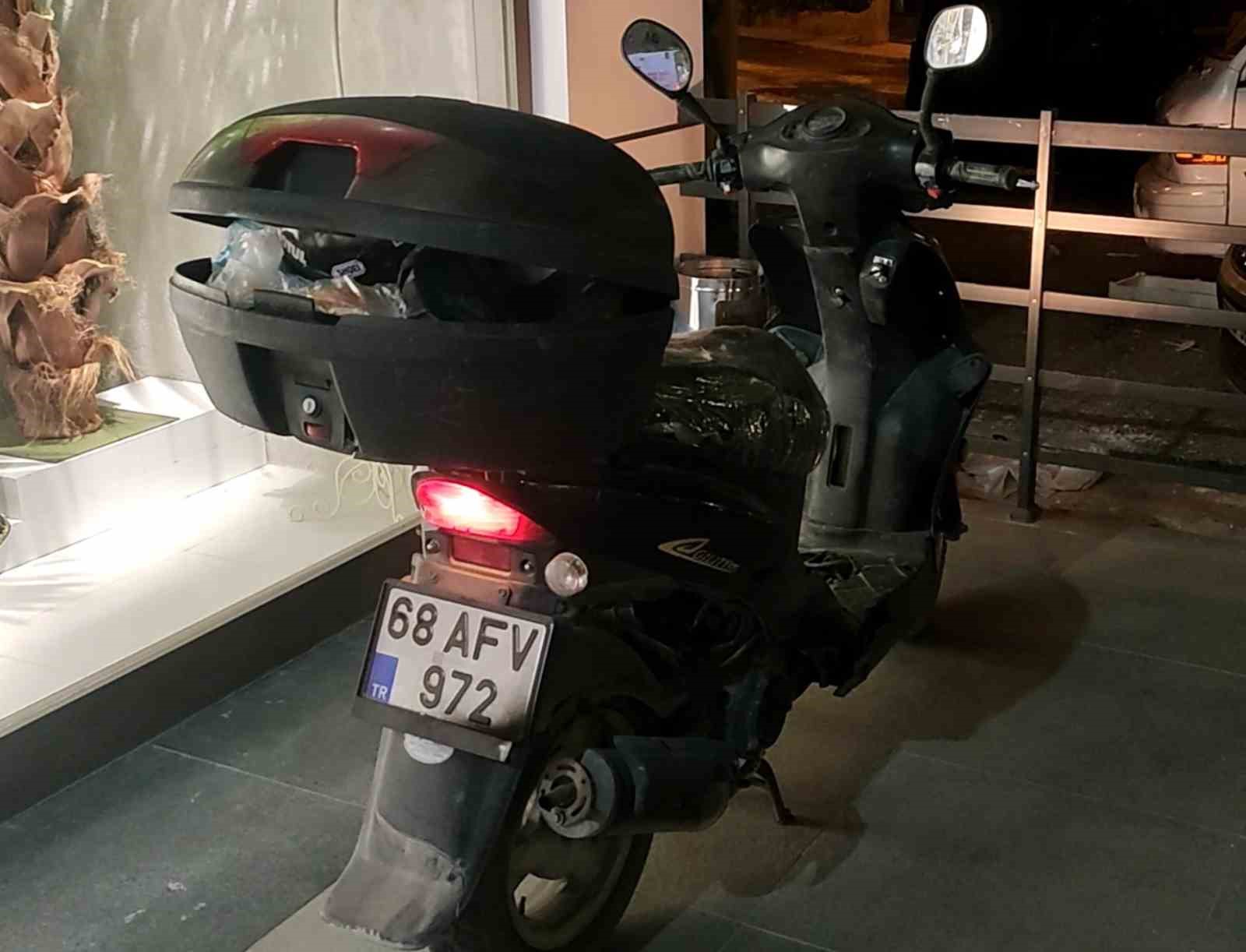 Refüjdeki trafik levhasına çarpan motosikletteki baba ve oğlu yaralandı