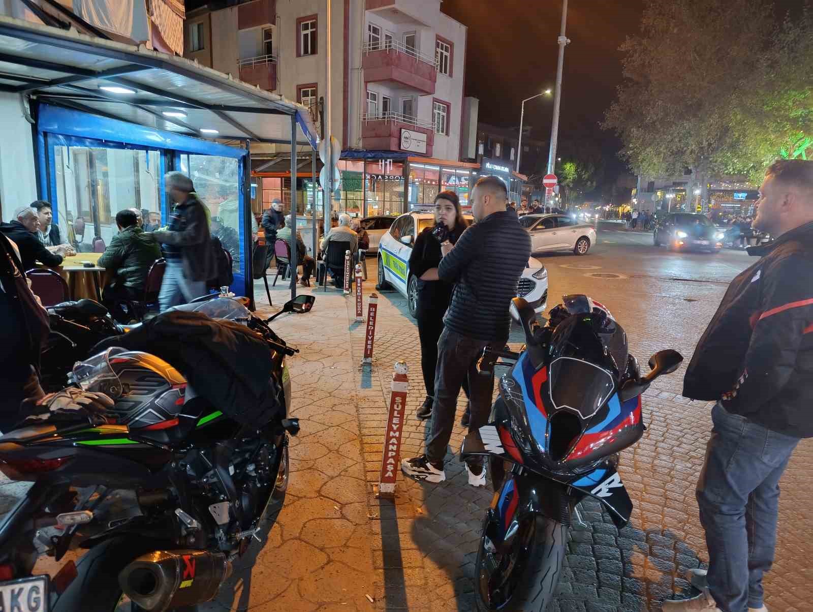 Polis g&uuml;r&uuml;lt&uuml; kirliliğine ge&ccedil;it vermedi: Abart egzoz kullanan s&uuml;r&uuml;c&uuml;lere ceza yağdı
