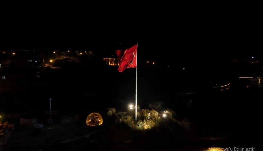 Işıklandırılan Ardahan Kalesi böyle görüntülendi