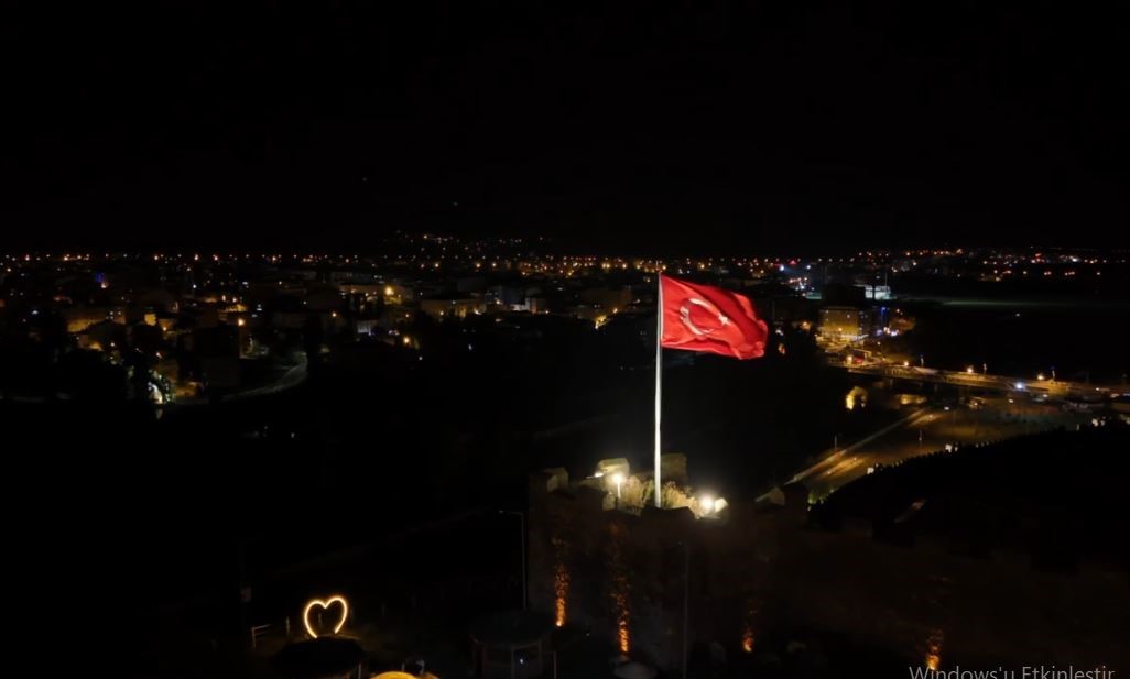 Işıklandırılan Ardahan Kalesi böyle görüntülendi