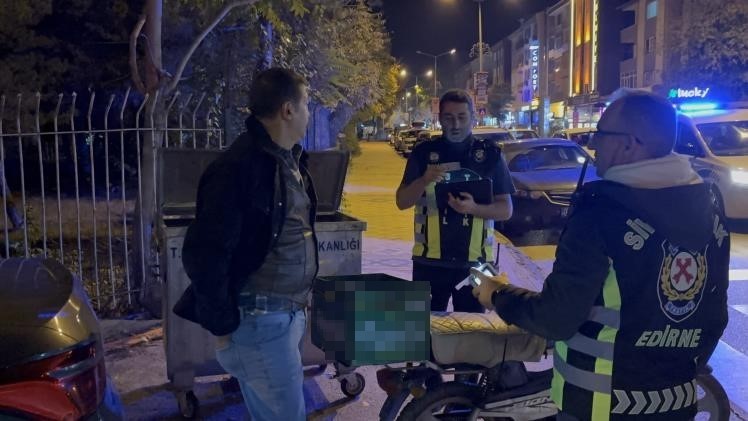 Polis noktasından geçerken alkolün etkisiyle yere düştü, yakayı ele verdi
