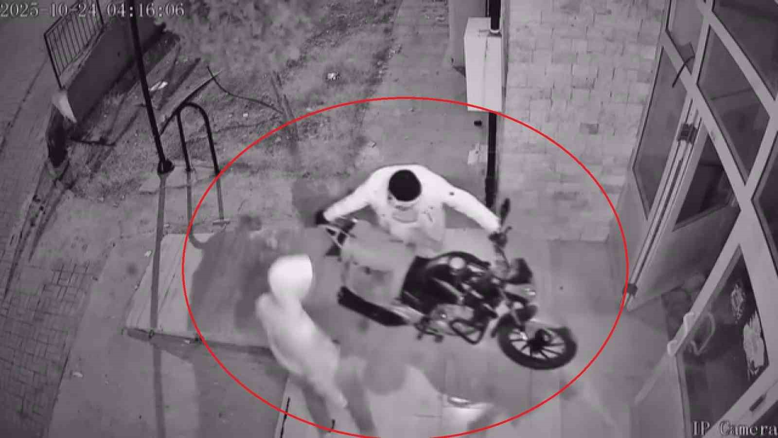 Güvenlik kamerasına yakalanan hırsızlar, çaldıkları motosiklete kendi malları gibi binip gittiler