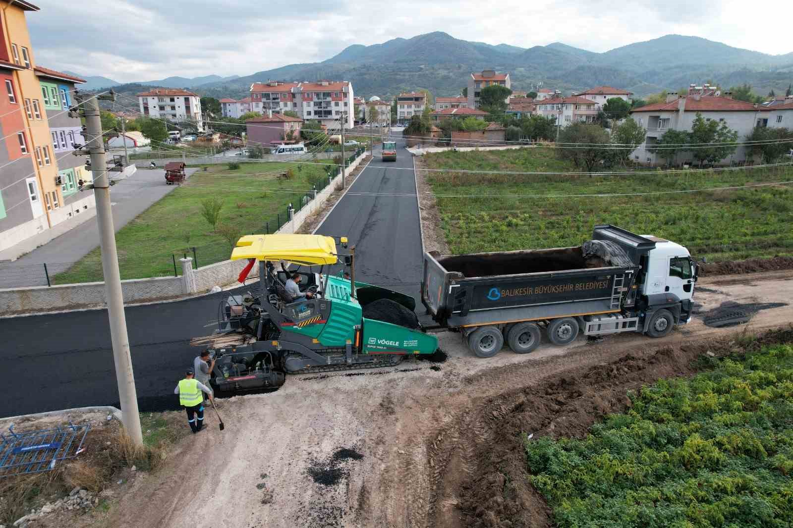 Büyükşehir Belediyesi’nden Sındırgı’da yoğun asfalt mesaisi
