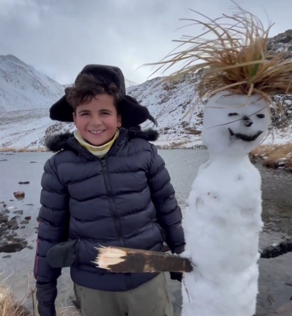 Keşiş Dağı’nda mevsimin ilk kardan adamı yapıldı