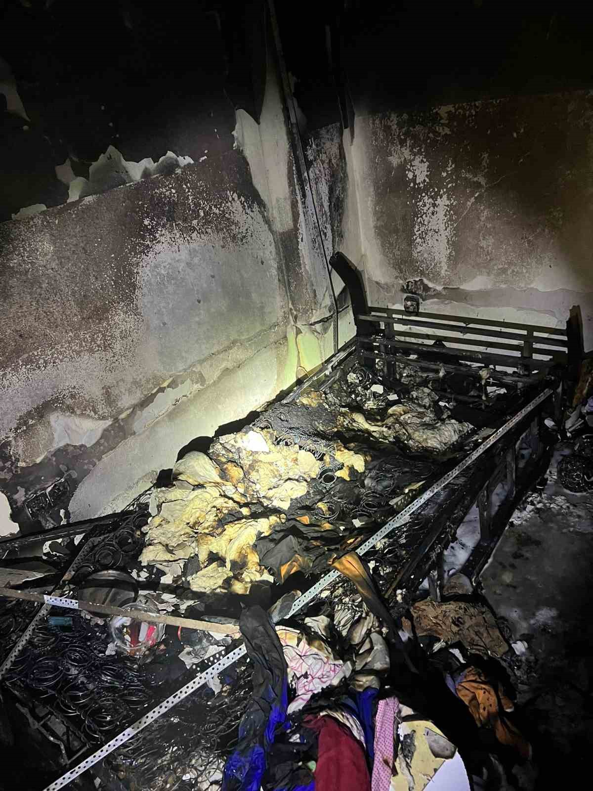 Dairede çıkan yangında bir oda kullanılamaz hale geldi