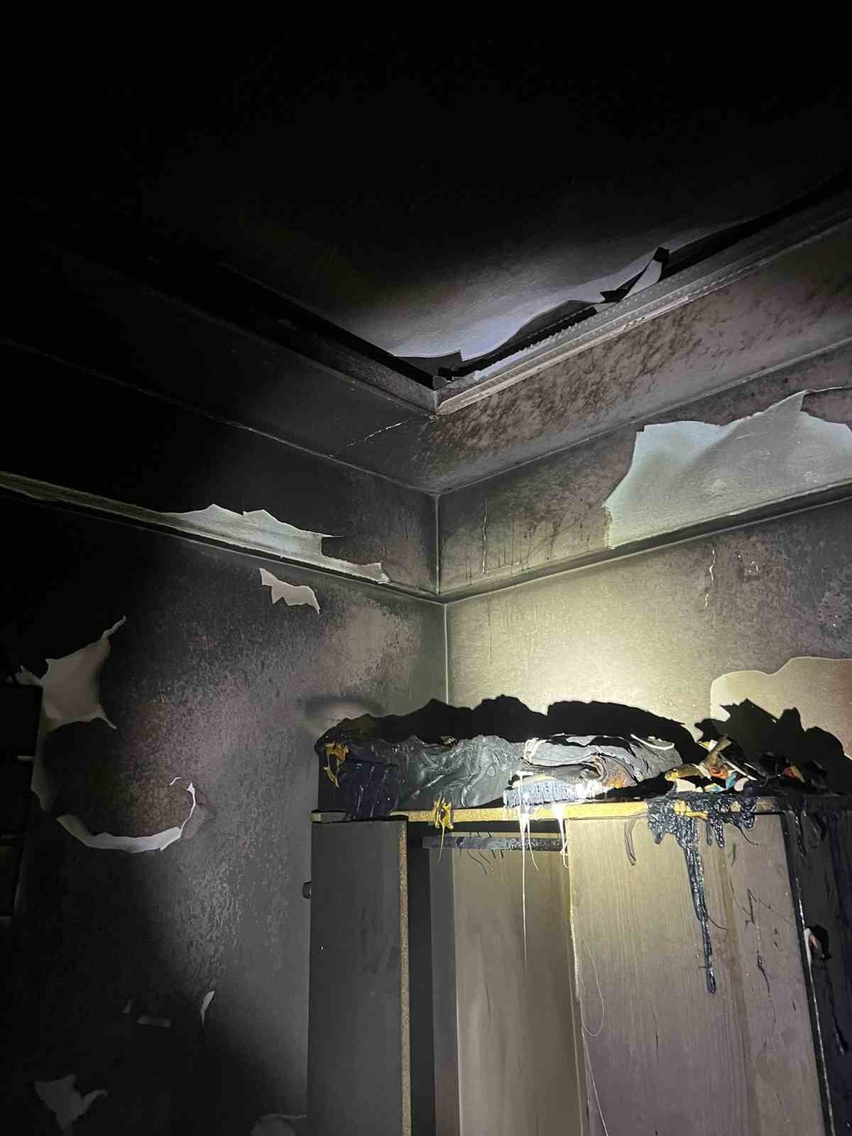 Dairede çıkan yangında bir oda kullanılamaz hale geldi