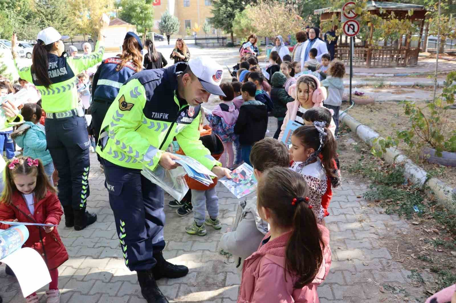 Niğde’de öğrencilere jandarma tanıtımı ve trafik eğitimi